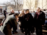 Встреча у церви. Томаз Гогонидзе целует руку Софико У це6ркви Томаз Гогонидзе у руки Софико